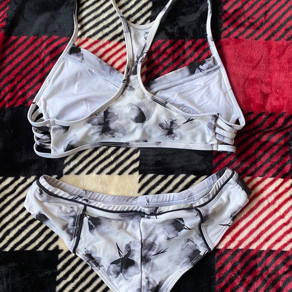 Bikini - Picture 2 of 2